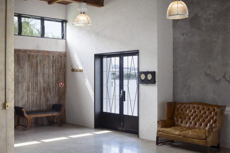 北西面上部にも採光窓あり