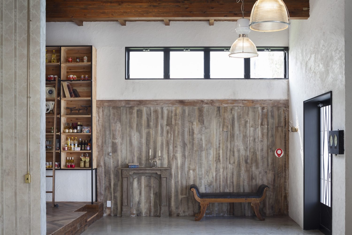 板張りの壁と小上がりのキッチンスペース