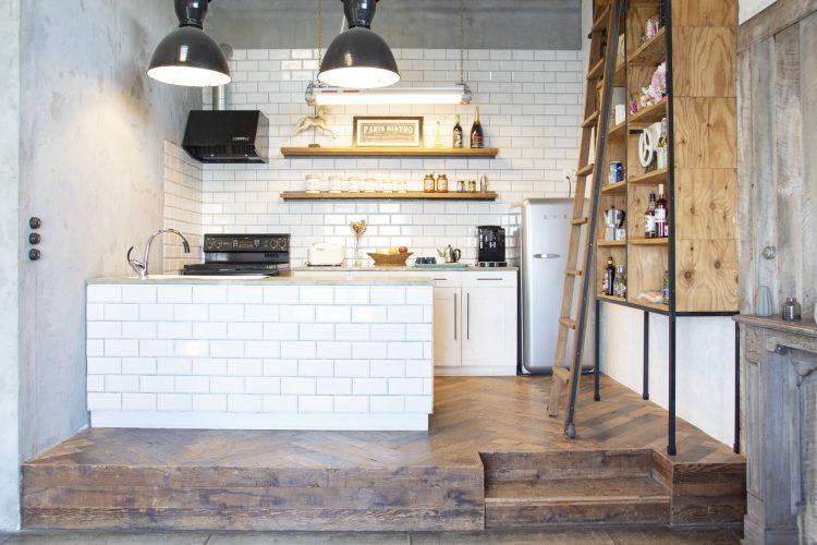 白タイルとハシゴ付きストック棚