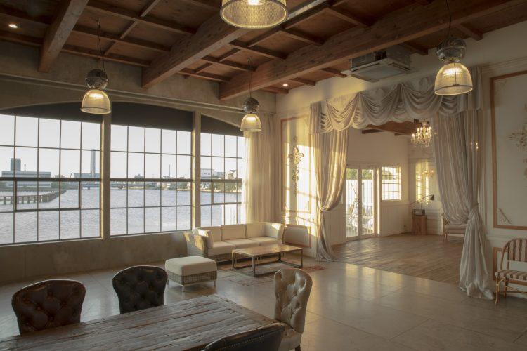 夕刻には西日が差し込む