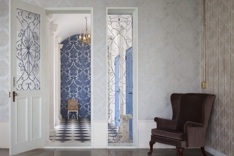 壁紙とアイアンワーク