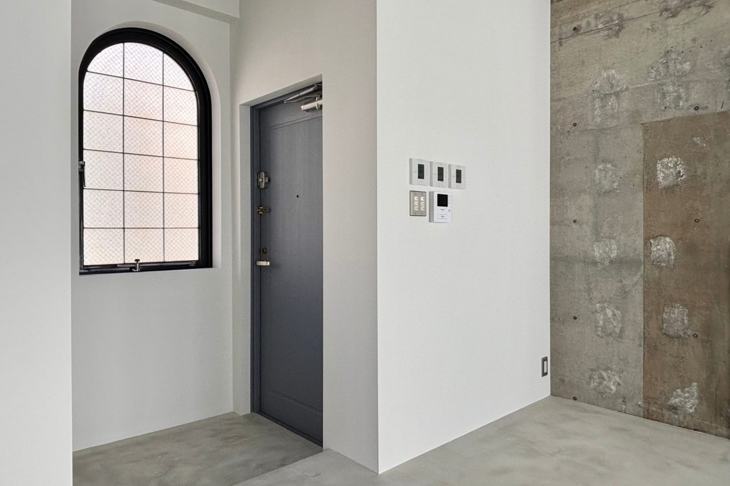 アーチ窓のある玄関