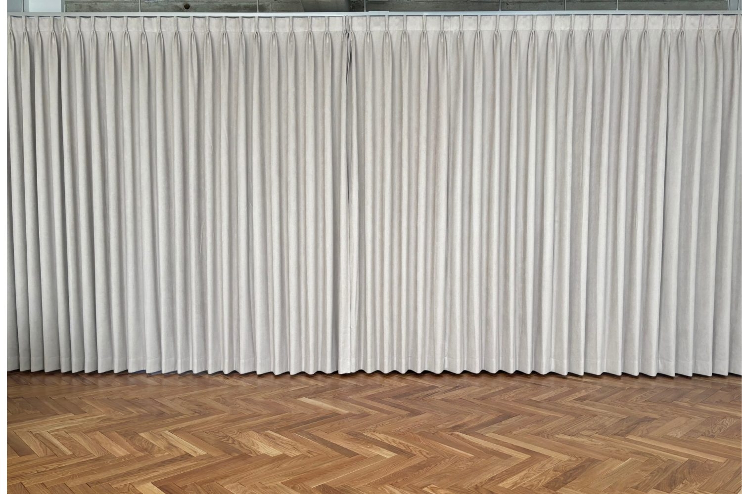 ヘリンボーン✕ カーテン背景