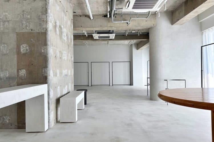 ハンガーラックなど展示会用の什器も充実