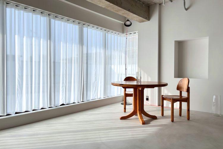 自然光が入る南向きのL型窓のダイニング