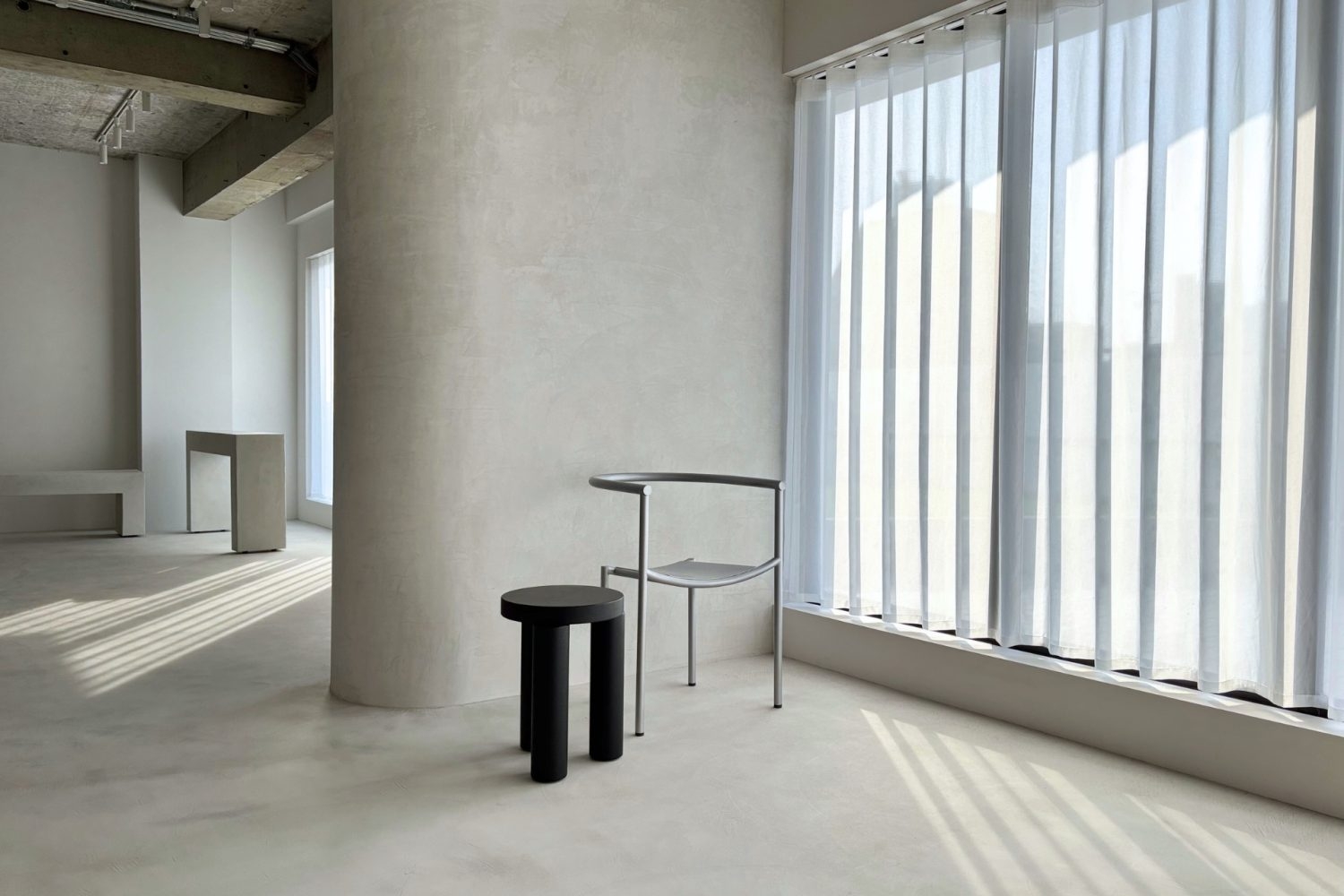 アールのきいたモルタル壁で奥行き感あり