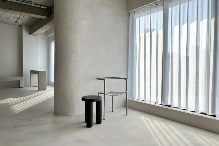 アールのきいたモルタル壁で奥行き感あり