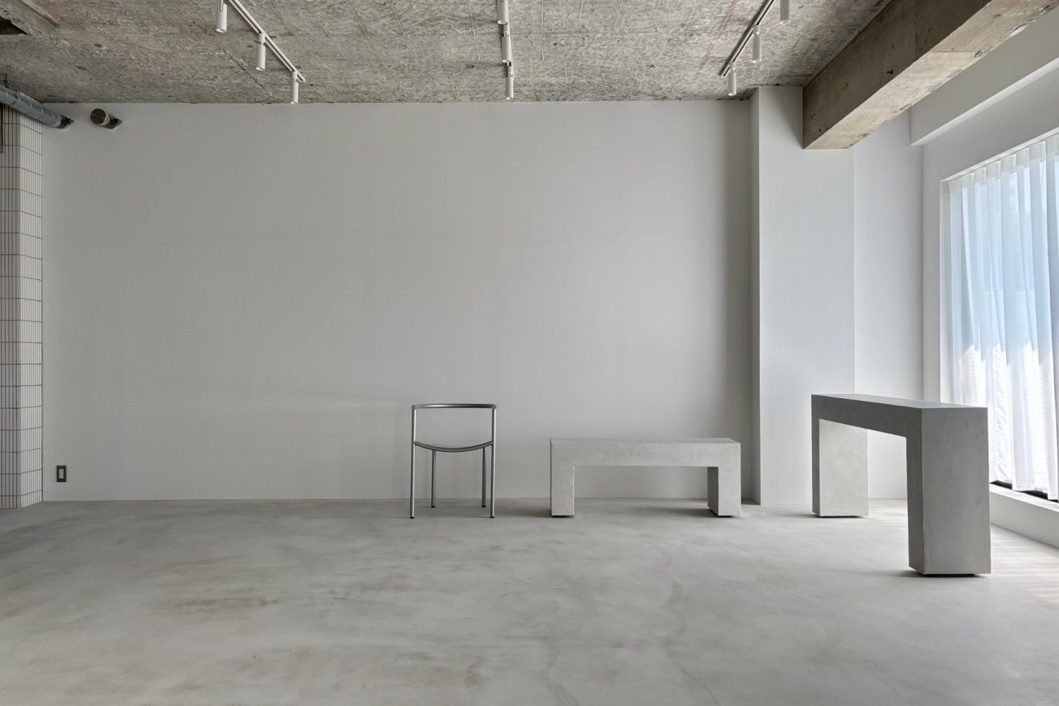 モルタル床の大きな白壁