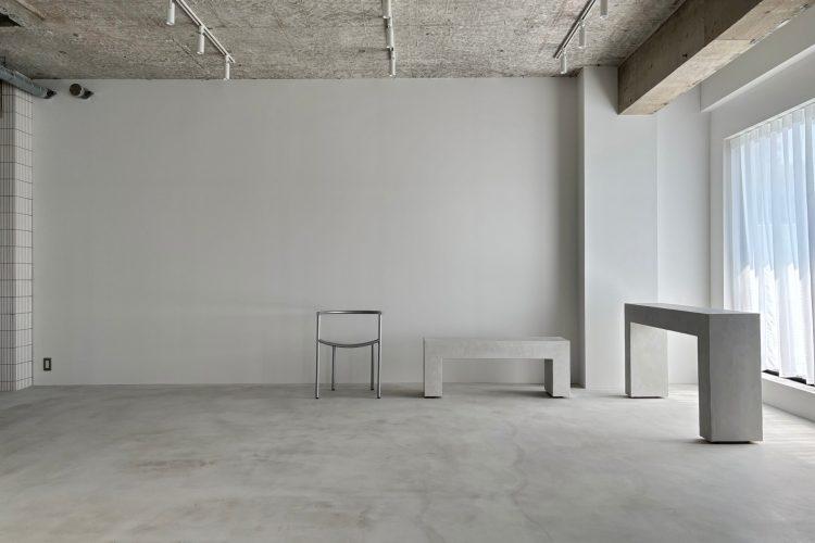 モルタル床の大きな白壁