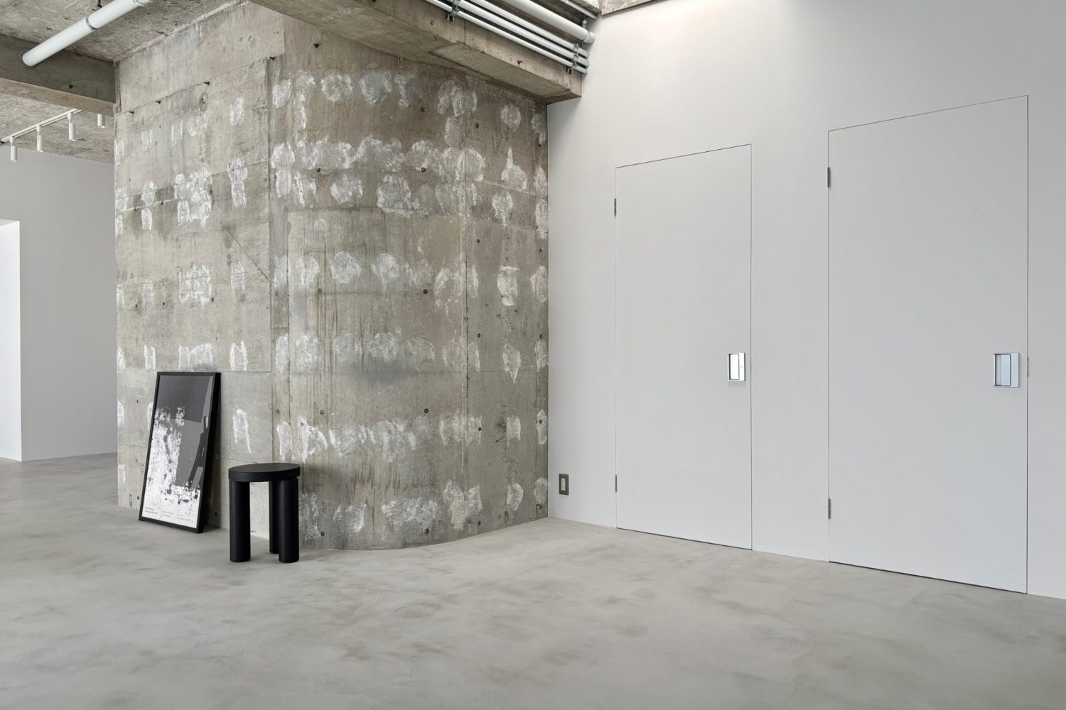 アールのきいたコンクリート素地の背景