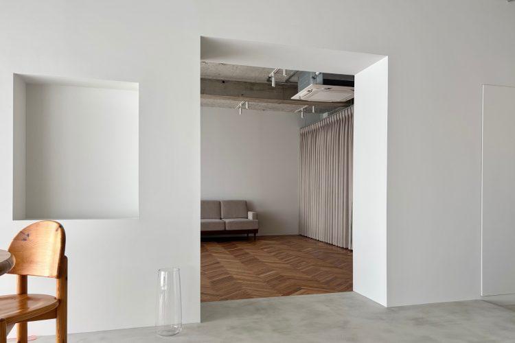 分厚い壁をくぐるとヘリンボーン空間が