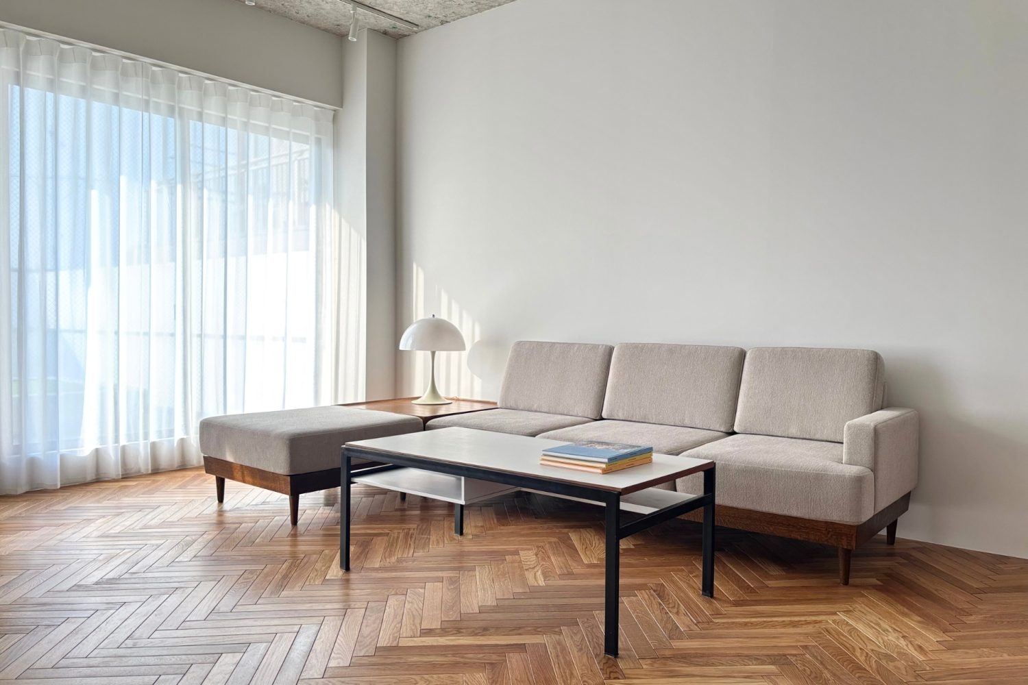 L字型のソファのリビングスペース