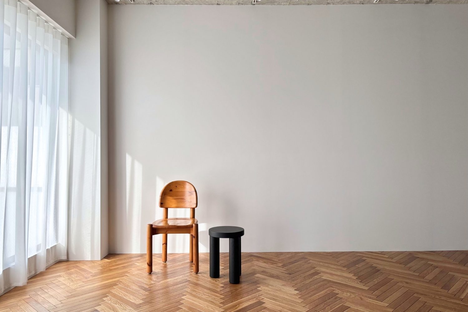 ヘリンボーン床の大きな白壁