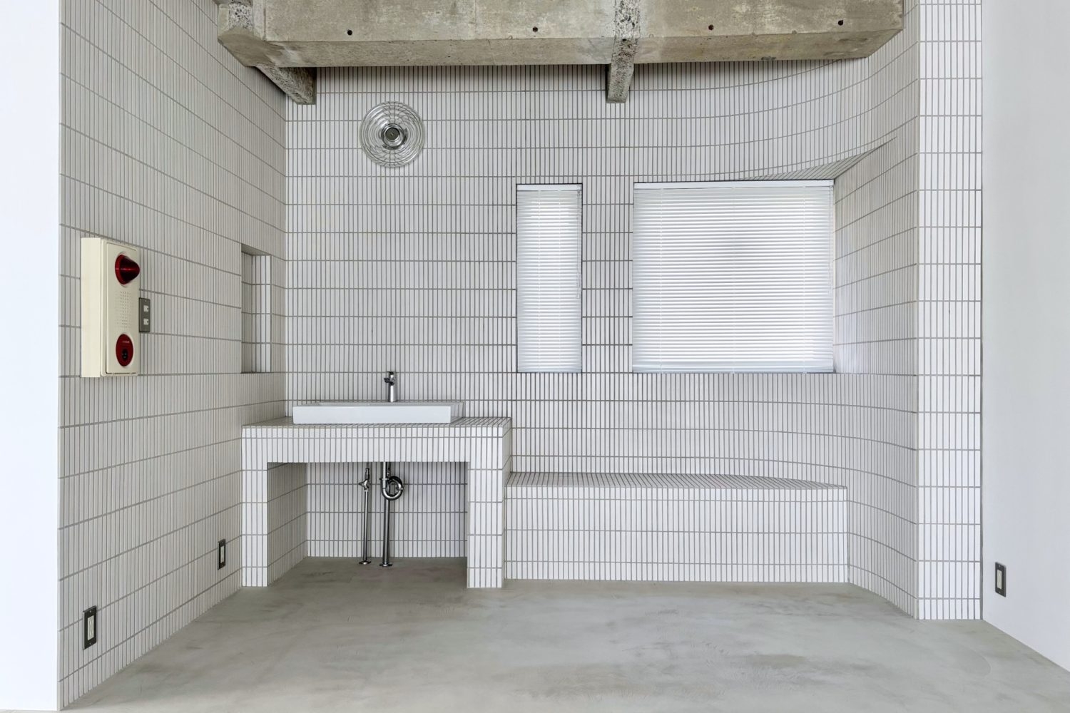 タイルで作られた洗面スペース&ベンチ