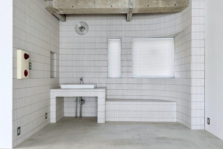 タイルで作られた洗面スペース&ベンチ