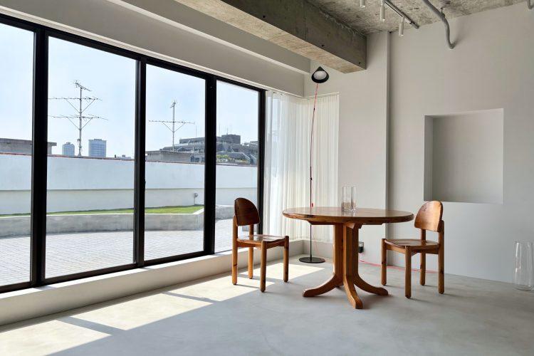 カーテンを開けると芝のあるテラスが広がる