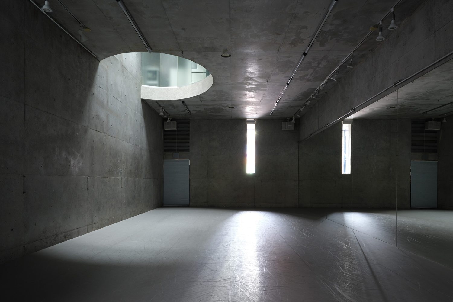 1F 印象的な光が入るメインスタジオ