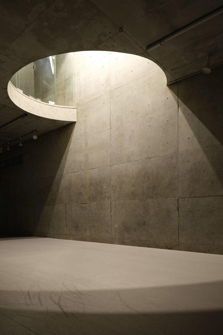 吹抜け上部のスポットライト点灯時