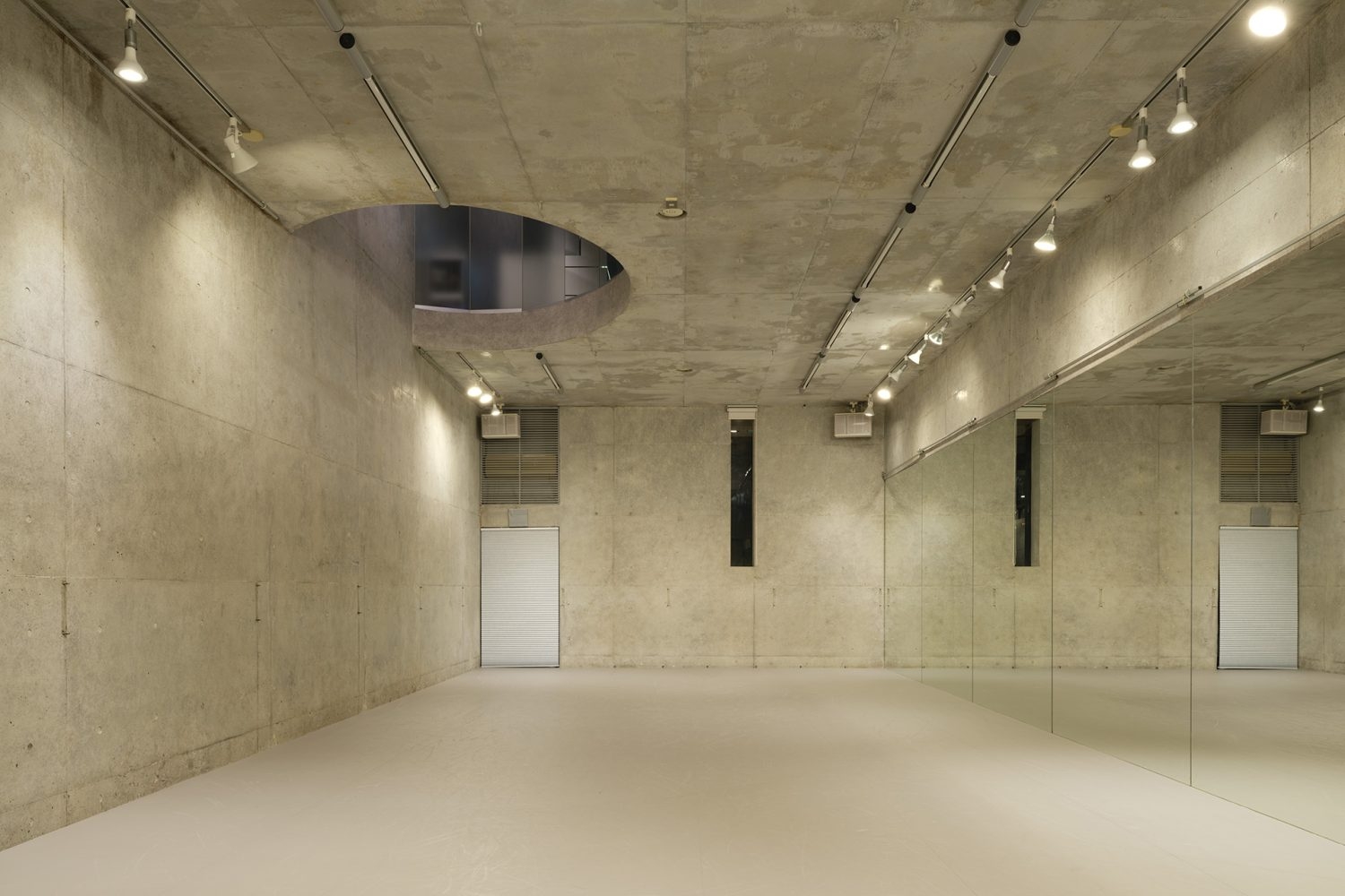 1F ライトをつけたメインスタジオ