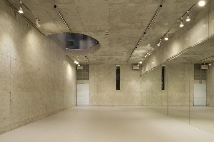 1F ライトをつけたメインスタジオ