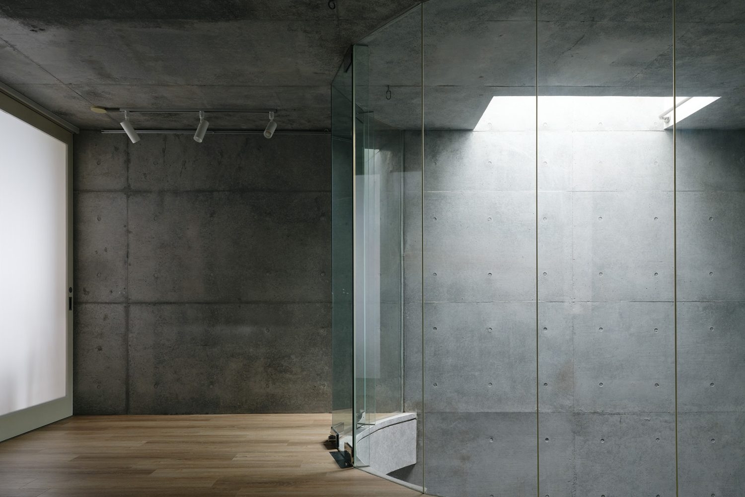 2F トップライトからの自然光