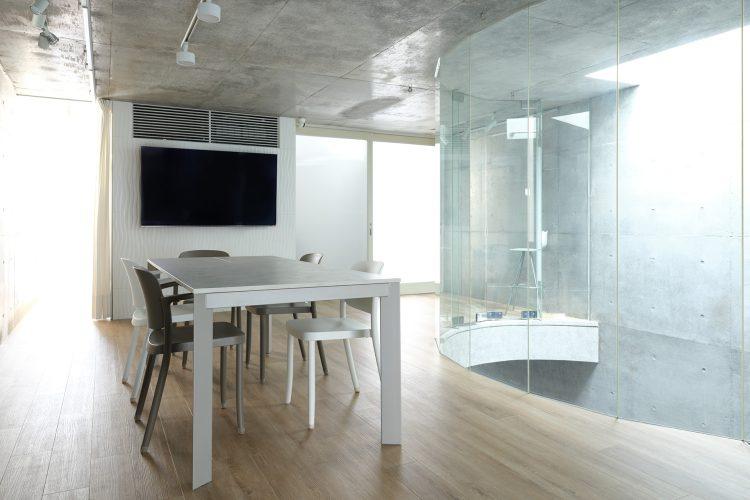 椅子テーブルを設置したマルチスペース