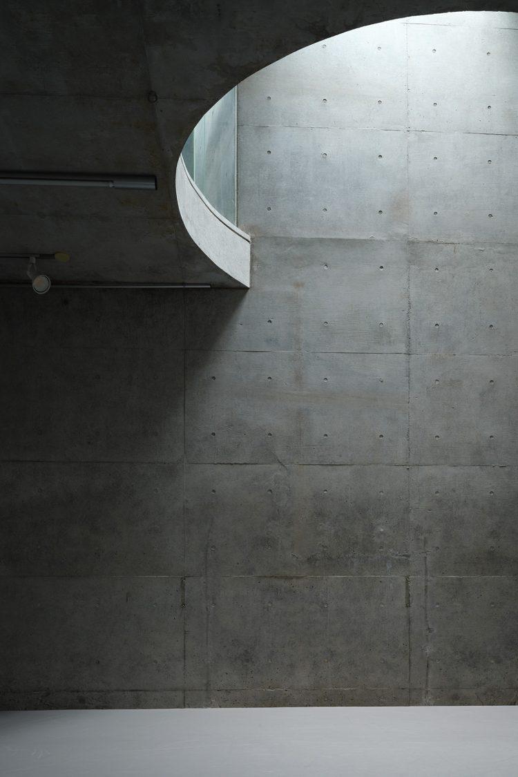 コンクリートと光のコントラスト