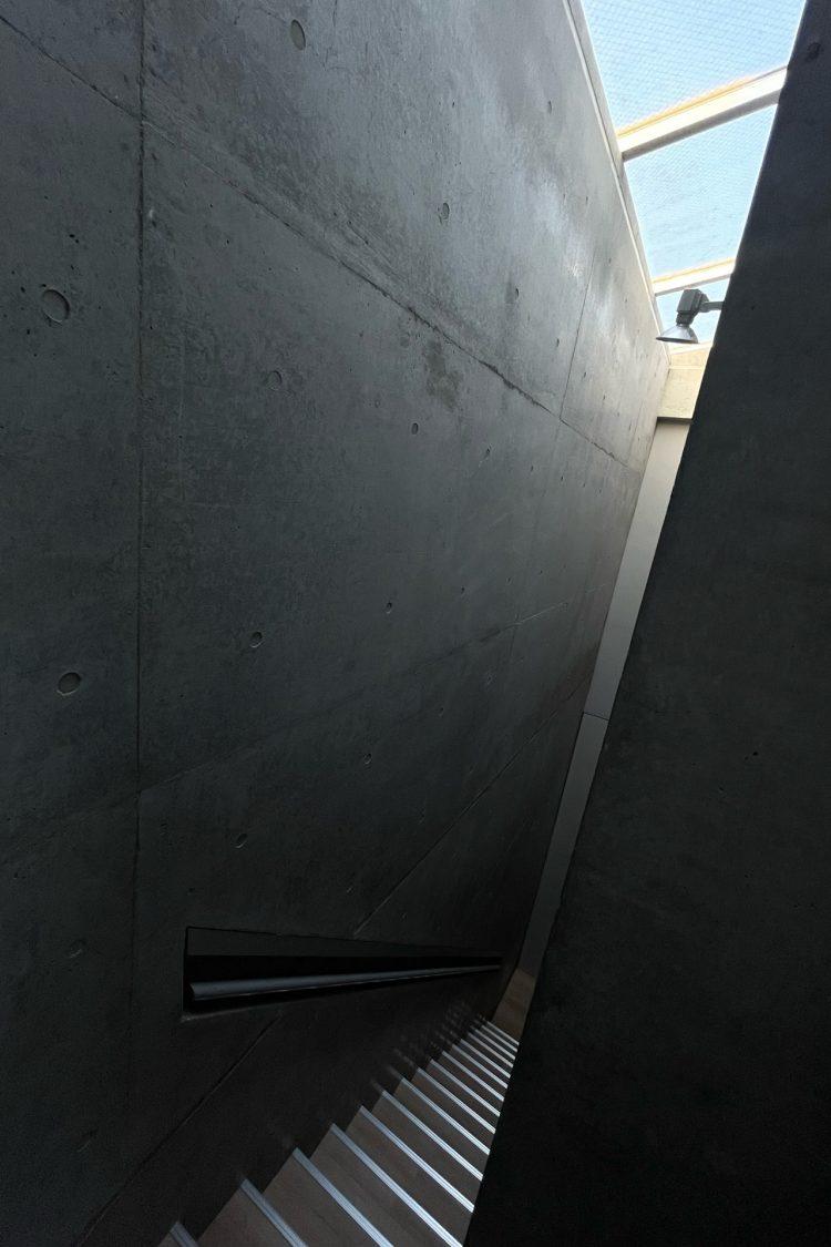 天窓から光が差し込む内階段
