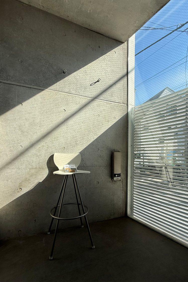 外階段にも光が差し込む