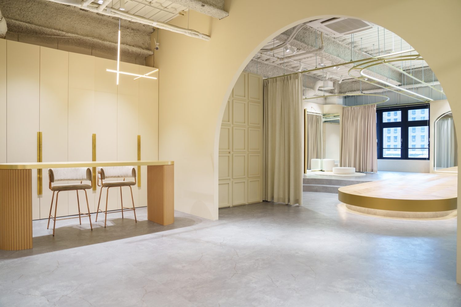 アーチ開口のある高級感漂う空間