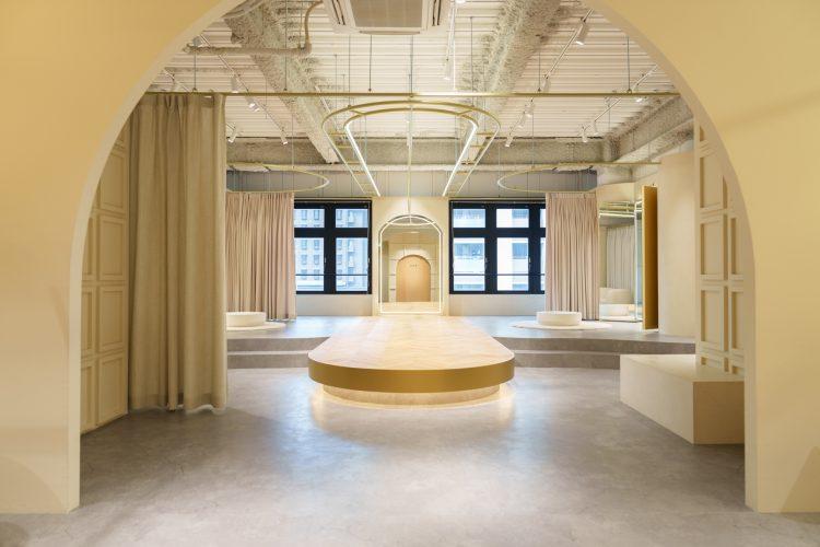 真鍮ゴールドを使用した中央のランウェイ