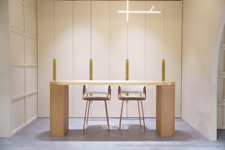 カウンターとハイチェアのレセプション