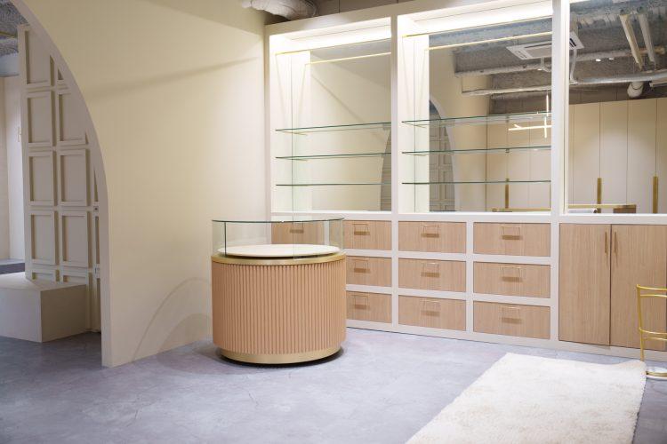 ディスプレイにも使える鏡を備えたガラス棚