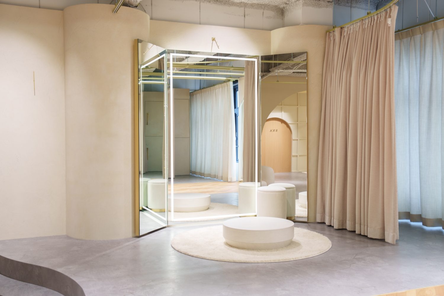 三面鏡のあるフィッティングスペース