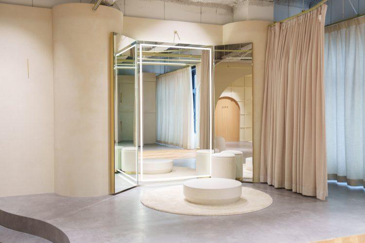 三面鏡のあるフィッティングスペース