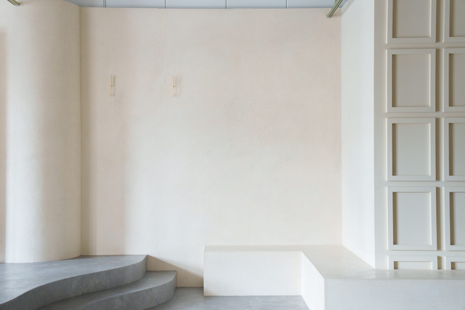 南側壁面 / 東向きの窓から入る自然光