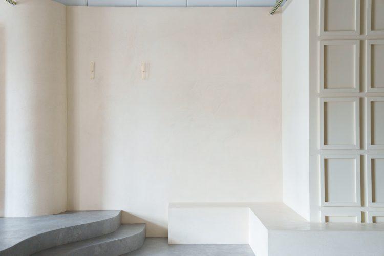 南側壁面 / 東向きの窓から入る自然光