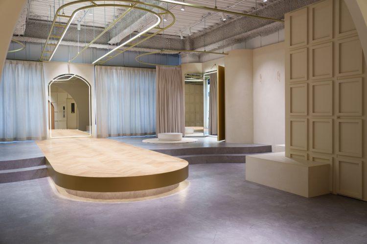 東側のカーテンを閉めた状態