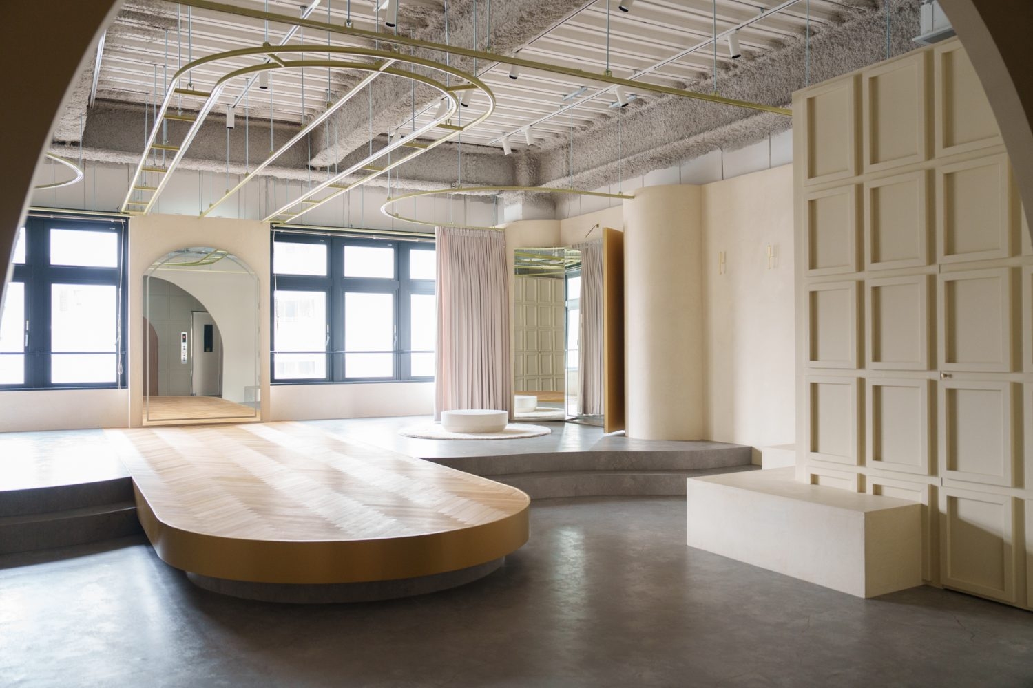 東側のカーテンを開けた状態