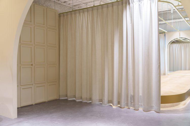 ホワイトを基調としたカーテンは背景にも