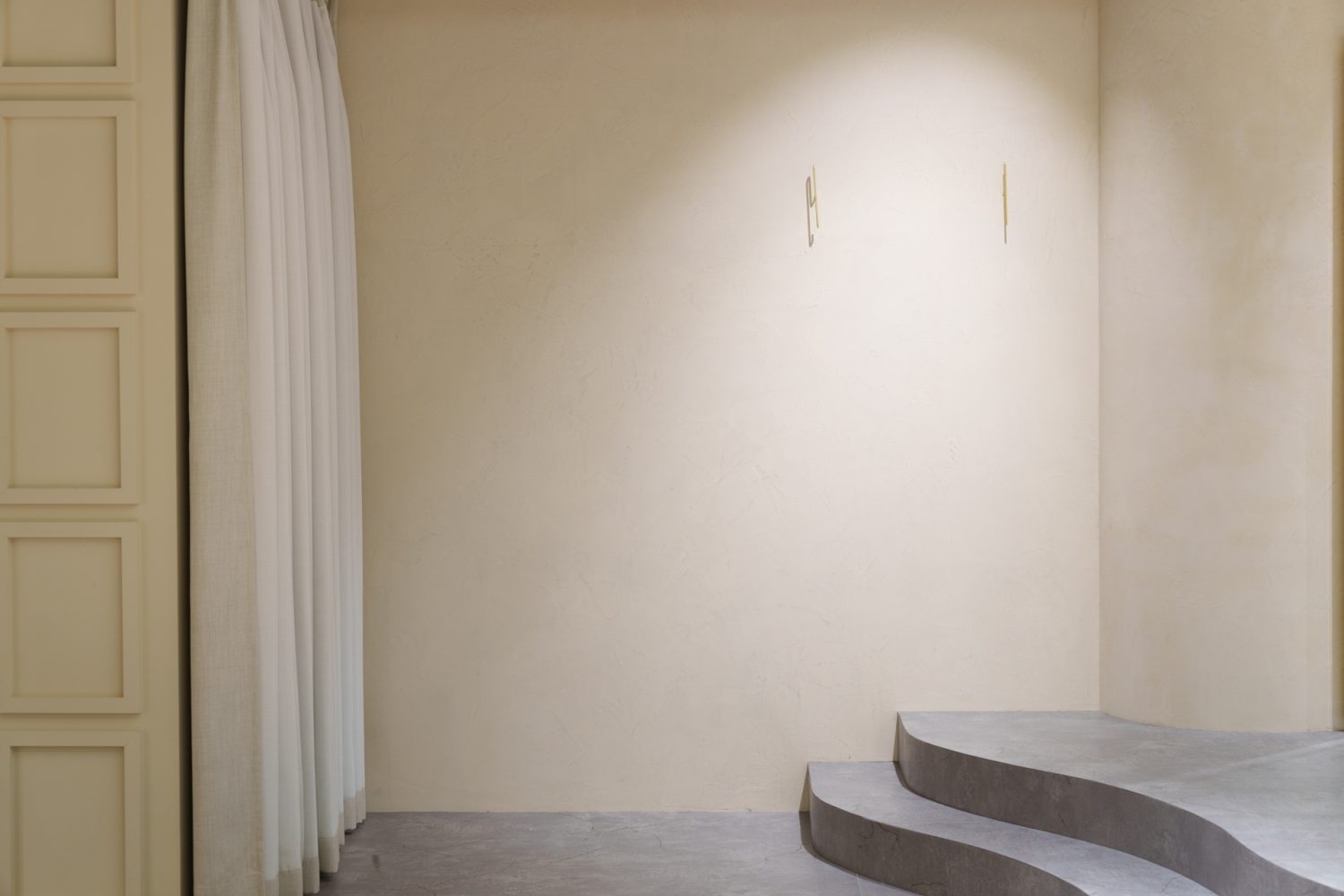 北側壁面 / スポットライトをつけた状態