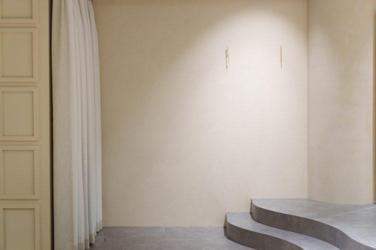 北側壁面 / スポットライトをつけた状態