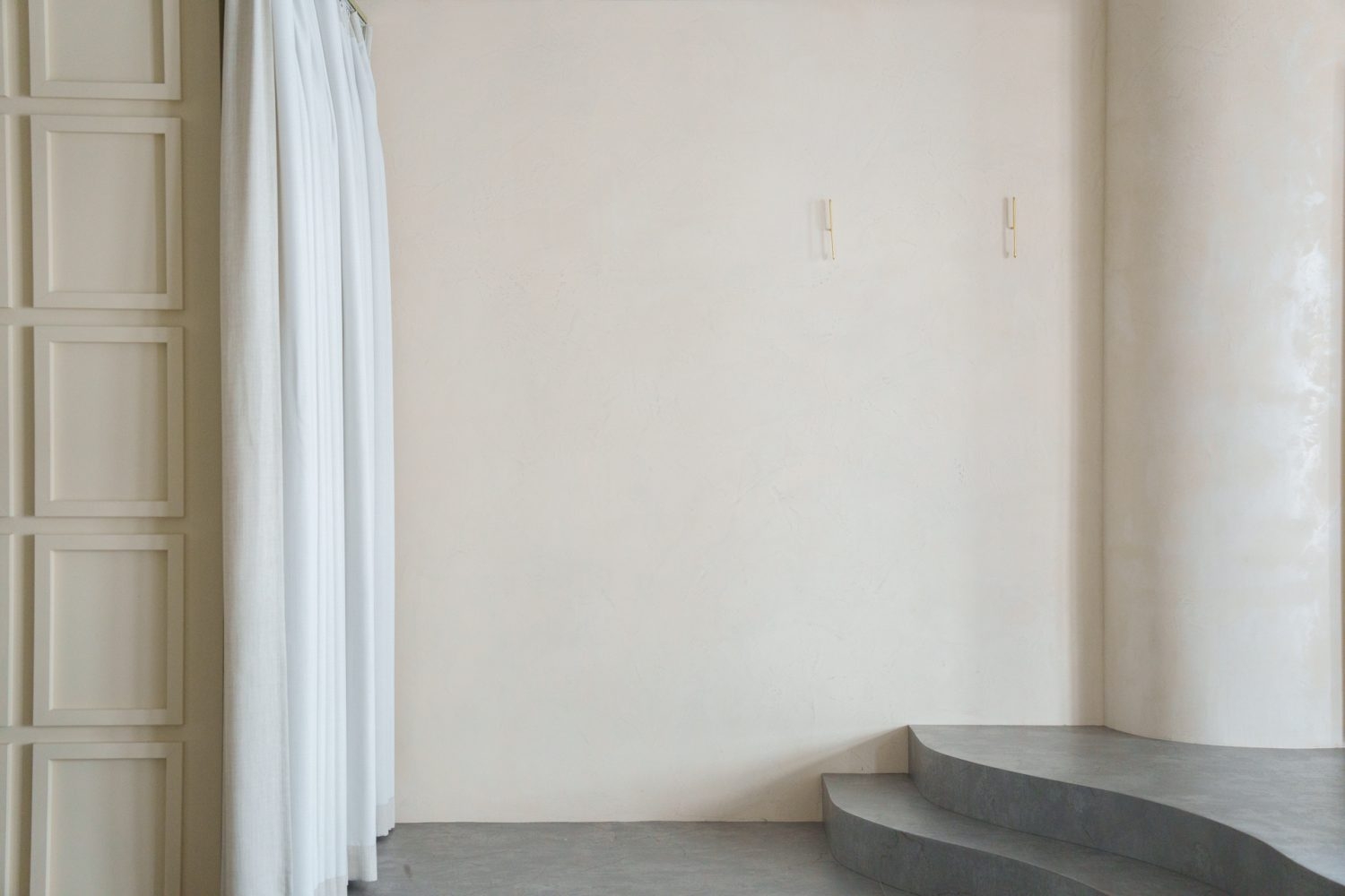 北側壁面 / やわらかく入る自然光での撮影も