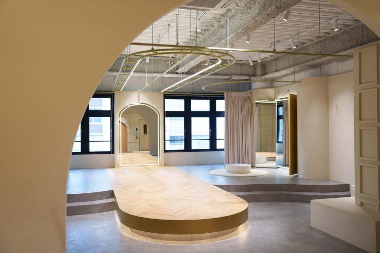 パーケットフロアのランウェイ