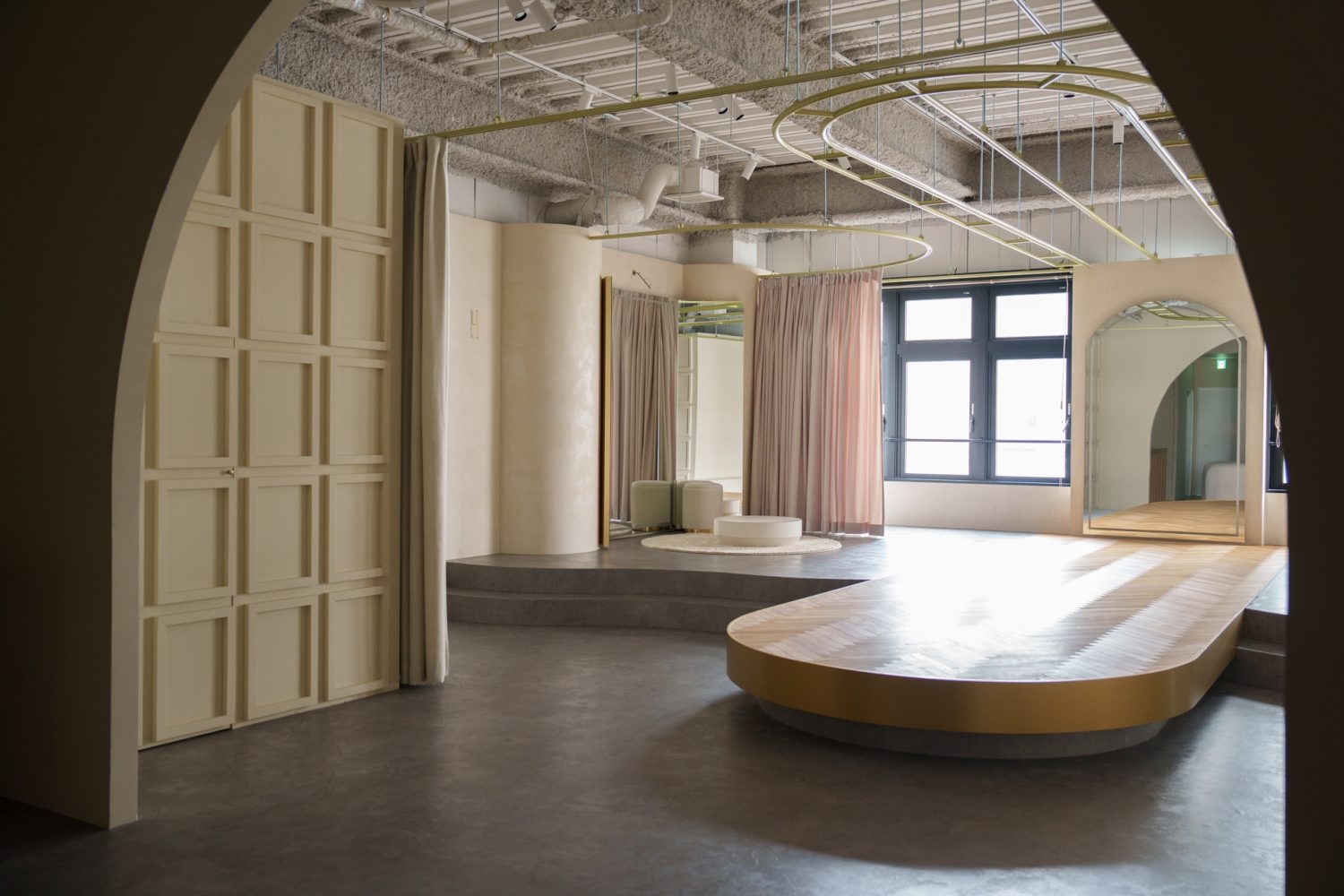 フロア内に入るやわらかな自然光