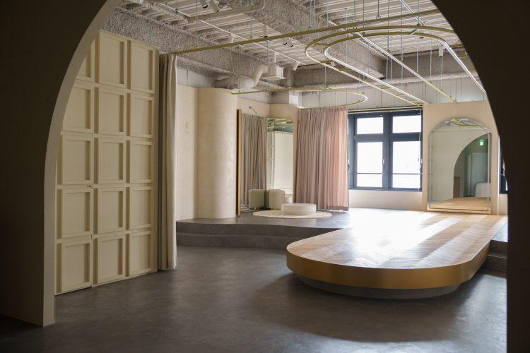 フロア内に入るやわらかな自然光