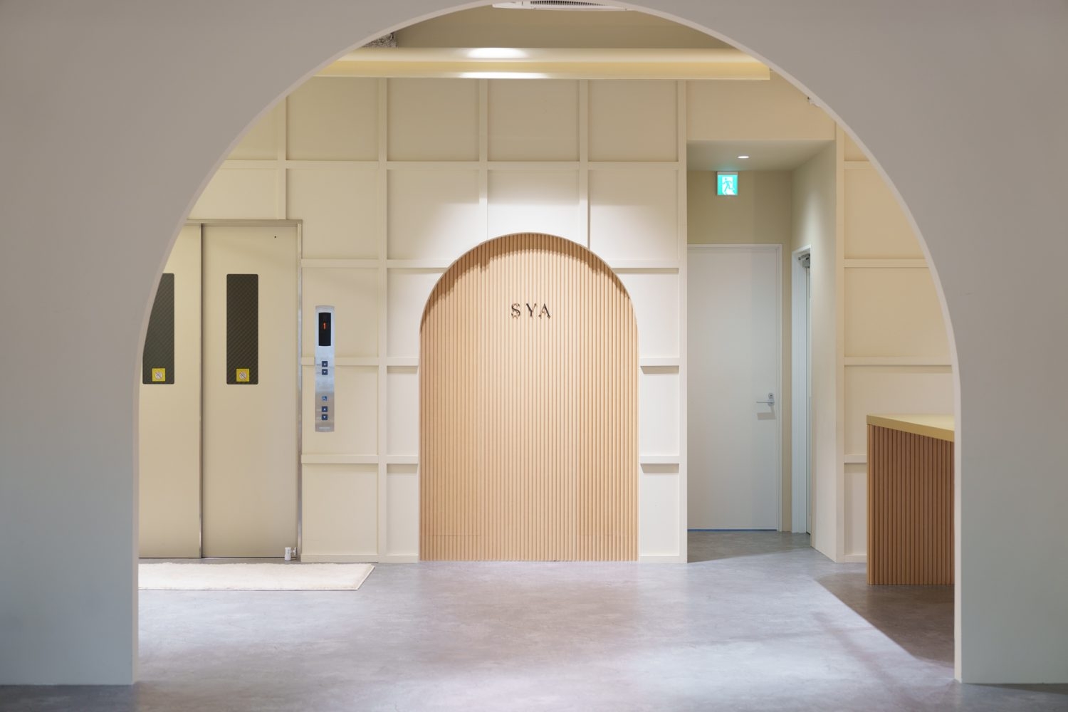 アーチのウッドパネル