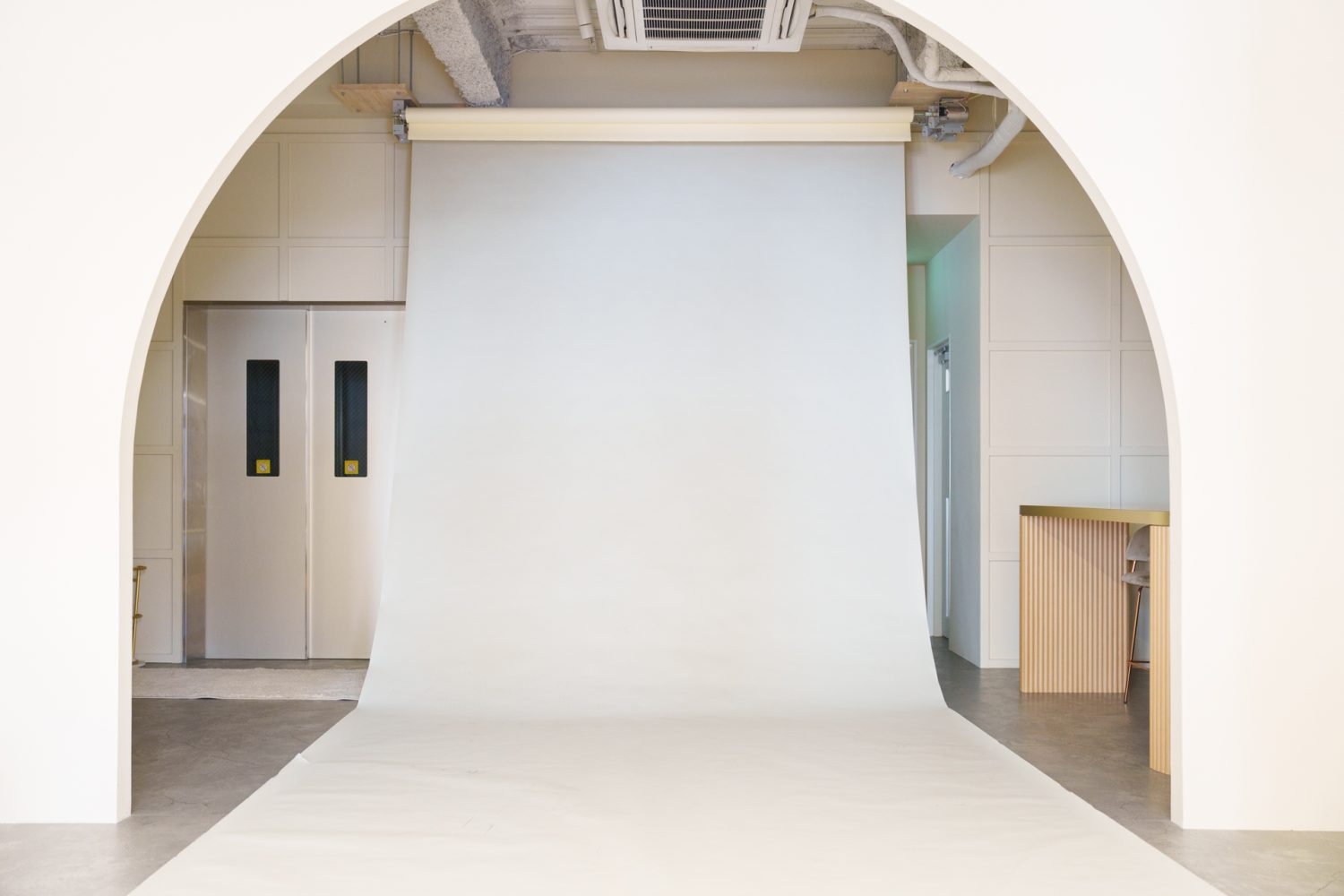 エレベーター前の天井にはペーパーバトン