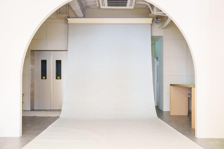 エレベーター前の天井にはペーパーバトン