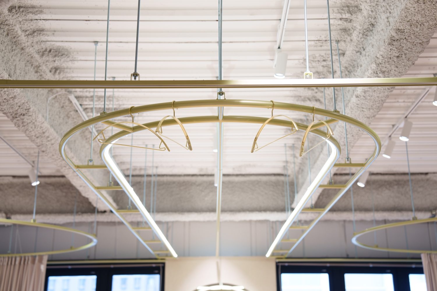 ランウェイ上部の真鍮のポール